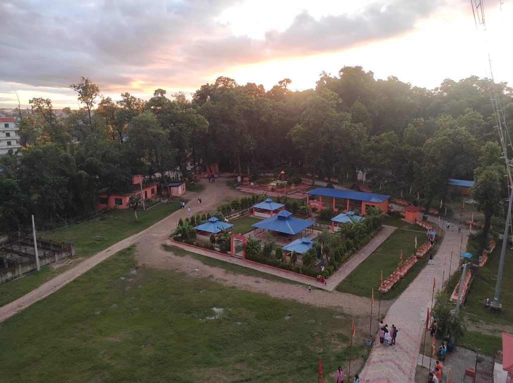 Alt Text: A wide-angle view of the Panchayan Kundas with the main Shiva Kunda at the center.