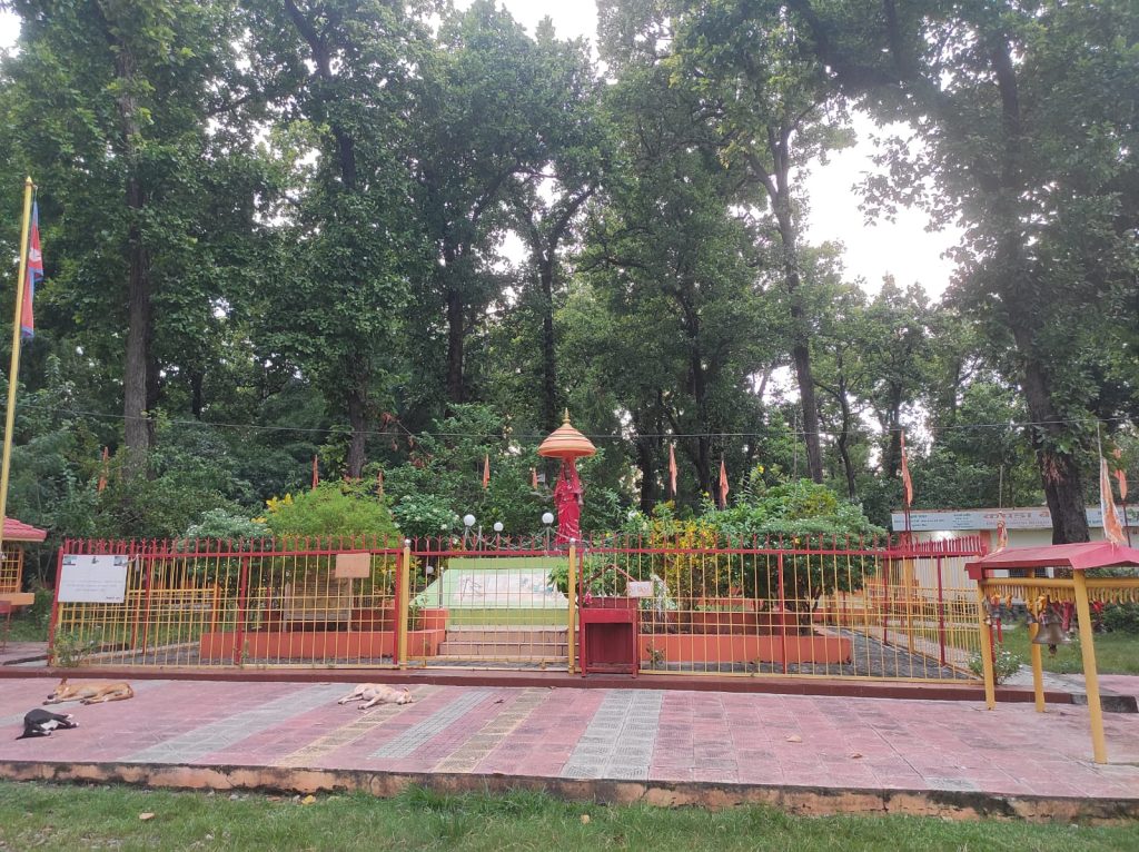 Alt Text: Well-maintained gardens at Shivpuri Dham, featuring temples and the Nepal Ama statue in the background.